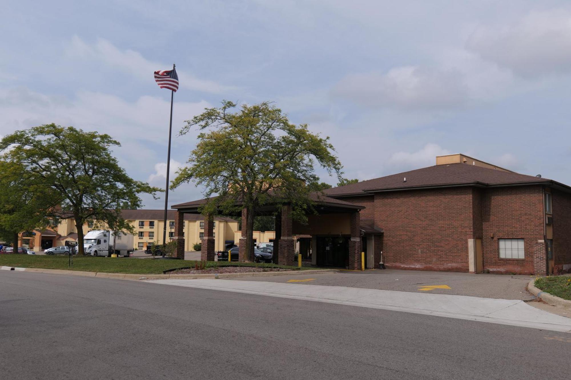 Baymont By Wyndham Flint Airport North Hotel Exterior photo