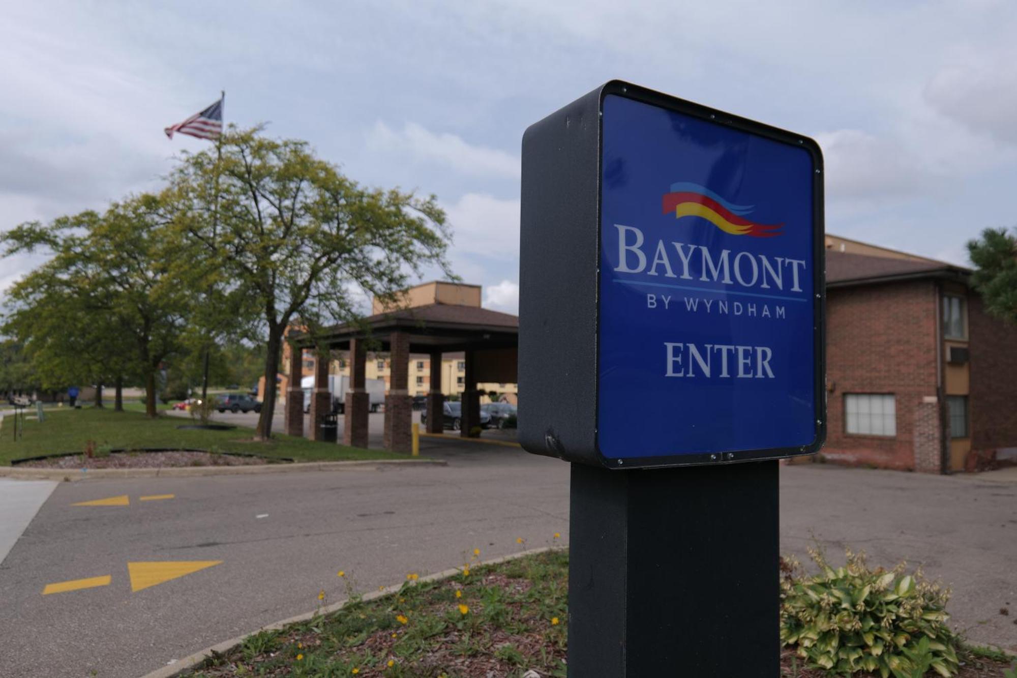 Baymont By Wyndham Flint Airport North Hotel Exterior photo